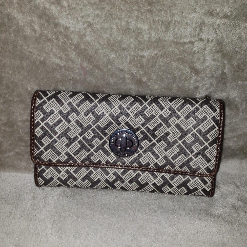 Tommy Hilfiger Women's Continental Checkbook Walle
